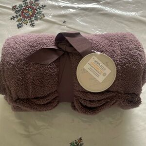 Ardour light‎ purple throw